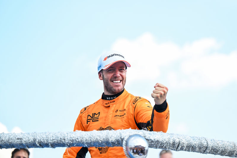 Sam Bird sella la primera victoria de NEOM McLaren, en el último suspiro en São Paulo