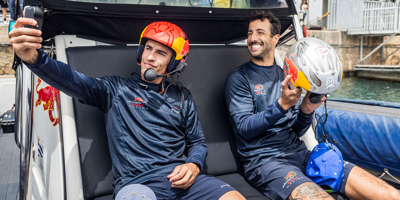 Daniel Ricciardo y Marc Márquez compiten en los barcos de Alinghi Red Bull Racing antes del fin de semana español de F1