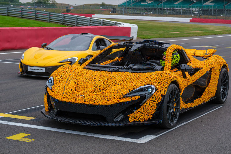 Lando Norris se enfrenta al circuito de Silverstone en un McLaren P1™ LEGO® Technic™ de tamaño real